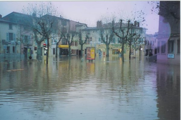Place Gamboni - Brignais - crue du Garon 2003.